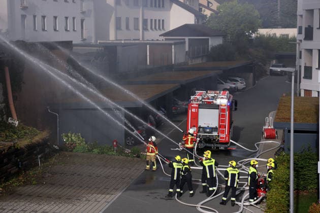 Mehrer Feuerwehrleute löschen von der Rückseite des Gebäudes Am Posthaler, Feuer im ehemaliges Werkstattgebäude Naturstein Stefan Wormser, Pestalozzistraße Friedhofsweg in Pegnitz, 20.09.2026, Oberfranken, Bayern,