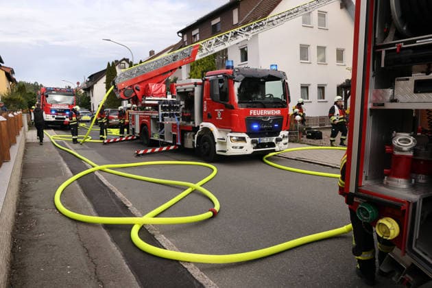 Von der Drehleiter in der Pestalozzistrasse wird das Feuer im ehemaliges Werkstattgebäude Naturstein Stefan Wormser, Pestalozzistraße Friedhofsweg in Pegnitz gelöscht, 20.09.2026, Oberfranken, Bayern,
