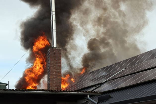 Flammen schiessen aus dem dach sowie der PV Anlage des ehemaligen Werkstattgebäudes Naturstein Stefan Wormser, Pestalozzistraße Friedhofsweg in pegnitz, 20.09.2026,