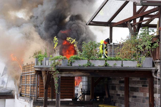 Flammen sowie Rauch schiessen aus dem dach des ehemaligen Werkstattgebäudes Naturstein Stefan Wormser, Pestalozzistraße Friedhofsweg in Pegnitz, 20.09.2026, Brennende PV Anlage