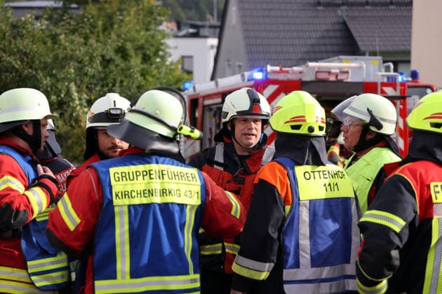 Eisnatzleitung zusammen in Gespräch, Feuer im ehemaliges Werkstattgebäude Naturstein Stefan Wormser, Pestalozzistraße Friedhofsweg Pegnitz, 20.09.2026, Oberfranken, Bayern,