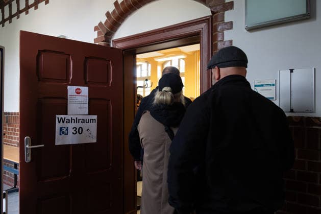Voters head to polls for Berlin and Mecklenburg-Vorpommern state elections in Germany SCHWERIN, GERMANY - SEPTEMBER 20: Voters arrive at a polling station as voting gets underway in the Mecklenburg-Western Pomerania state election, on September 20, 2026 in Schwerin, Germany. Somaya Abdelrahman Anadolu Schwerin Germany. Editorial use only. Please get in touch for any other usage.  Copyright: x2026xAnadoluxSomayaxAbdelrahmanx