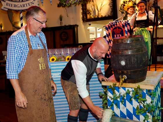 beim Oktoberfest Mittagsanstich im Hofbräuhaus Berlin mit Pastor Bernd Siggelhow.