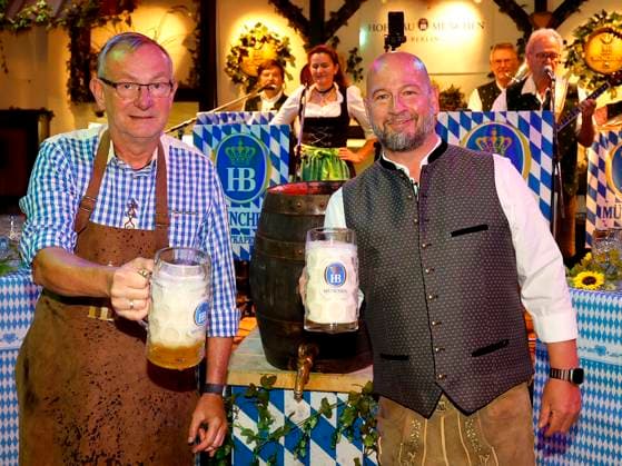 Bernd Siggelkow und Björn Schwarz beim Fassanstich beim Oktoberfest Mittagsanstich im Hofbräuhaus Berlin mit Pastor Bernd Siggelhow.