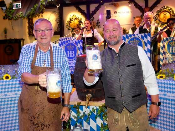 Bernd Siggelkow und Björn Schwarz beim Fassanstich beim Oktoberfest Mittagsanstich im Hofbräuhaus Berlin mit Pastor Bernd Siggelhow.