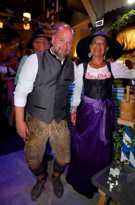 Björn Schwarz, Barbara Engel O™zapft is die Zweite! beim Fassanstich mit Frank Zander beim Oktoberfest im Hofbräuhaus Berlin.