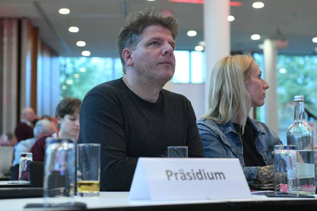 Landesparteitag Die Linke Nordrhein-Westfalen am 20.09.2026 in der Stadthalle Mülheim in Mülheim an der Ruhr Alexandra Mehdi, hinten - Sebastian Merkens, vorne ( designierte Spitzenkandidaten 2027 )