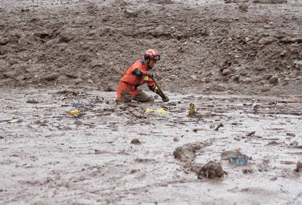 (260920) -- YANBIAN, Sept. 20, 2026 -- A rescuer works at the site of a mudslide in Yanbian County, southwest China s Sichuan Province, Sept. 20, 2026. Two people have been found dead and three others are missing after a mudslide hit southwest China s Sichuan Province early Saturday, local authorities said. The mudslide occurred near Zhiliuhe Village in Yanbian County, Panzhihua City. The provincial emergency management department has dispatched a working team to the scene to guide rescue efforts. ) (SpotNews) CHINA-SICHUAN-YANBIAN-MUDSLIDE-RESCUE (CN) LiuxKun 