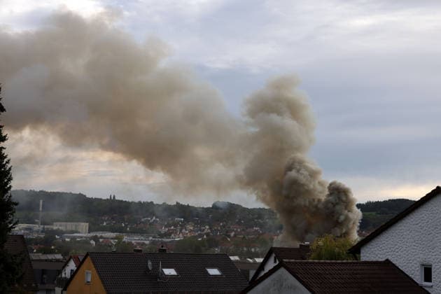 Rauchsäul weitsichtbar über Pegnitz, Feuer im ehemaliges Werkstattgebäude Naturstein Stefan Wormser, Pestalozzistraße Friedhofsweg Pegnitz, 20.09.2026, Oberfranken, Bayern,