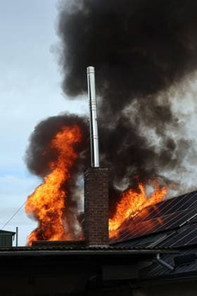 Flammen und Rauch steigen aus dem Dach auf, Feuer im ehemaliges Werkstattgebäude Naturstein Stefan Wormser, Pestalozzistraße Friedhofsweg Pegnitz, 20.09.2026, Oberfranken, Bayern,