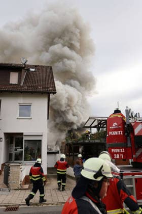 Eine Drehleiter in der Pestalozzistrasse bei der Brandbekämpfung des Feuers im ehemaliges Werkstattgebäude Naturstein Stefan Wormser, Pestalozzistraße Friedhofsweg in Pegnitz gelöscht, 20.09.2026, Oberfranken, Bayern,