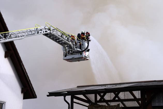 Eine Drehleiter in der Pestalozzistrasse bei der Brandbekämpfung des Feuers im ehemaliges Werkstattgebäude Naturstein Stefan Wormser, Pestalozzistraße Friedhofsweg in Pegnitz gelöscht, 20.09.2026, Oberfranken, Bayern,