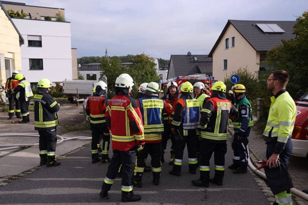 Eisnatzbesprechung mehrer Feuerwehrleute, Feuer im ehemaliges Werkstattgebäude Naturstein Stefan Wormser, Pestalozzistraße Friedhofsweg Pegnitz, 20.09.2026, Oberfranken, Bayern,