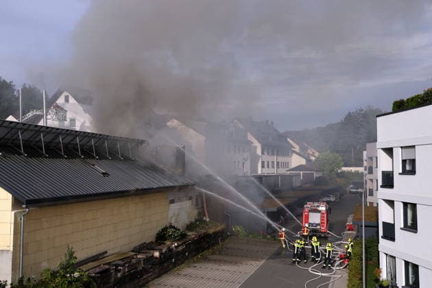 Brandbekämpfung des Feuers auf der Rückseite des Gebäudes Am Posthalter, ehemaliges Werkstattgebäude Naturstein Stefan Wormser, Pestalozzistraße Friedhofsweg in Pegnitz, 20.09.2026, Oberfranken, Bayern, Freiwillige Feuerwehr