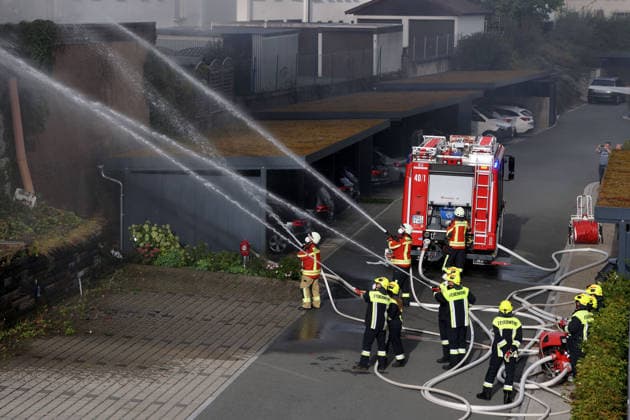 Brandbekämpfung des Feuers auf der Rückseite des Gebäudes Am Posthalter, ehemaliges Werkstattgebäude Naturstein Stefan Wormser, Pestalozzistraße Friedhofsweg in Pegnitz, 20.09.2026, Oberfranken, Bayern, Freiwillige Feuerwehr