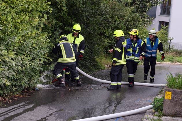 Einsatzkräfte schliessen an Hydranten im Friedhofsweg an, Feuer ehemaliges Werkstattgebäude Naturstein Stefan Wormser, Pestalozzistraße Friedhofsweg in Pegnitz, 20.09.2026, Oberfranken, Bayern, Freiwillige Feuerwehr