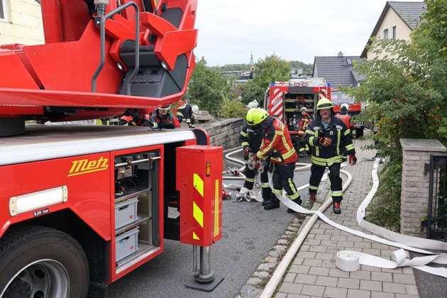 Einsatzkräfte und Fahrzeuge in der Pestalozzistrasse Friedhofsweg, Feuer im ehemaliges Werkstattgebäude Naturstein Stefan Wormser, Pestalozzistraße Friedhofsweg Pegnitz, 20.09.2026, Oberfranken, Bayern,