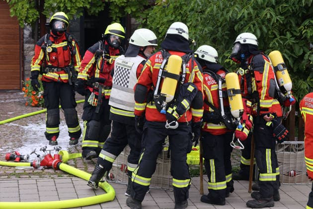 Wartzende Einsatzkräfte im Friedhofsweg, Feuer im ehemaliges Werkstattgebäude Naturstein Stefan Wormser, Pestalozzistraße Friedhofsweg Pegnitz, 20.09.2026, Oberfranken, Bayern,