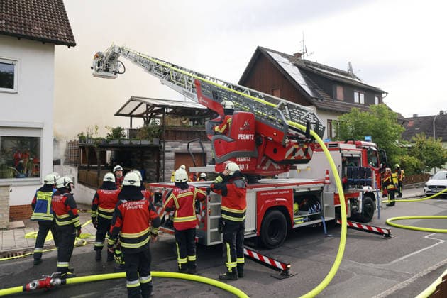 Eine Drehleiter zur Brandbekämpfung inder Pestalozzistraße, ehemaliges Werkstattgebäude Naturstein Stefan Wormser, Pestalozzistraße Friedhofsweg in Pegnitz, 20.09.2026, Oberfranken, Bayern,