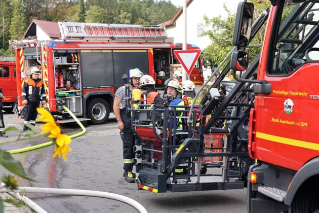 Vorbereitung einer Drehleiter im Friedhofsweg zur Brandbekämpfung des Feuers im ehemaliges Werkstattgebäude Naturstein Stefan Wormser, Pestalozzistraße Friedhofsweg in Pegnitz gelöscht, 20.09.2026, Oberfranken, Bayern,