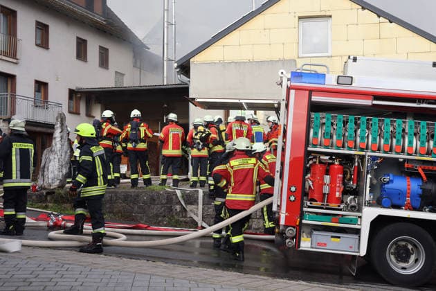 Wartzende Einsatzkräfte im Friedhofsweg, Feuer im ehemaliges Werkstattgebäude Naturstein Stefan Wormser, Pestalozzistraße Friedhofsweg Pegnitz, 20.09.2026, Oberfranken, Bayern,