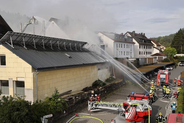 Brandbekämpfung des Feuers auf der Rückseite des Gebäudes Am Posthalter, ehemaliges Werkstattgebäude Naturstein Stefan Wormser, Pestalozzistraße Friedhofsweg in Pegnitz, 20.09.2026, Oberfranken, Bayern,
