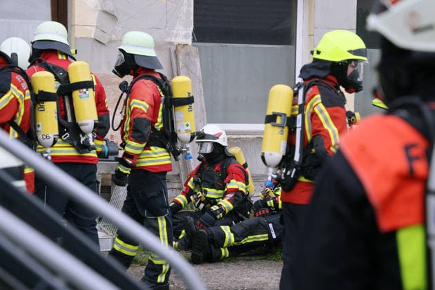 Wartende Einsatzkräfte im Friedhofsweg, Feuer im ehemaliges Werkstattgebäude Naturstein Stefan Wormser, Pestalozzistraße Friedhofsweg Pegnitz, 20.09.2026, Oberfranken, Bayern,