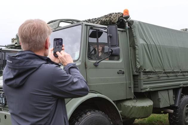 Sonntag, 20.09.26: Militärfahrzeuge auf der 14. Haffener Deichshow. Foto : Sabine Stein FUNKE Foto Services ** NUR FÜR REDAKTIONELLE ZWECKE ** EDITORIAL USE ONLY **<p>Sonntag, 20.09.26: Militärfahrzeuge auf der 14. Haffener Deichshow. Foto : Sabine Stein FUNKE Foto Services< p> Buntes Emmerich Copyright: SabinexStein