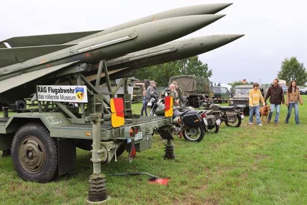 Sonntag, 20.09.26: Militärfahrzeuge auf der 14. Haffener Deichshow. Foto : Sabine Stein FUNKE Foto Services ** NUR FÜR REDAKTIONELLE ZWECKE ** EDITORIAL USE ONLY **<p>Sonntag, 20.09.26: Militärfahrzeuge auf der 14. Haffener Deichshow. Foto : Sabine Stein FUNKE Foto Services< p> Buntes Emmerich Copyright: SabinexStein