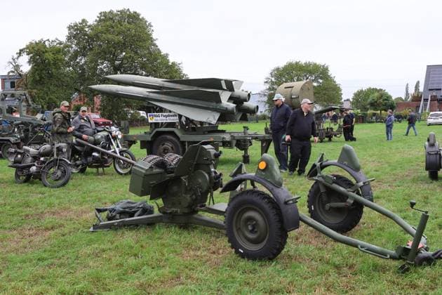 Sonntag, 20.09.26: Militärfahrzeuge auf der 14. Haffener Deichshow. Foto : Sabine Stein FUNKE Foto Services ** NUR FÜR REDAKTIONELLE ZWECKE ** EDITORIAL USE ONLY **<p>Sonntag, 20.09.26: Militärfahrzeuge auf der 14. Haffener Deichshow. Foto : Sabine Stein FUNKE Foto Services< p> Buntes Emmerich Copyright: SabinexStein