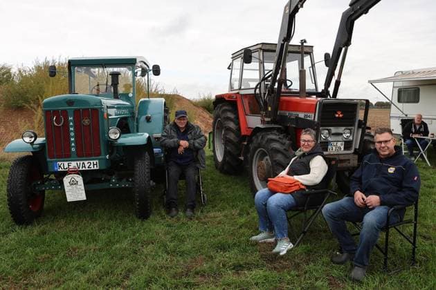 Sonntag, 20.09.26: Die 14. Haffener Deichshow war gut besucht. Hier: Herbert van Ackeren mit seinem Hanimay R45 (links) und Anja und Jürgen van Ackeren mit einer Massay Ferguson Landmaschiene (rechts im Bild). Foto : Sabine Stein FUNKE Foto Services ** NUR FÜR REDAKTIONELLE ZWECKE ** EDITORIAL USE ONLY **<p>Sonntag, 20.09.26: Die 14. Haffener Deichshow war gut besucht. Hier: Herbert van Ackeren mit seinem Hanimay R45 (links) und Anja und Jürgen van Ackeren mit einer Massay Ferguson Landmaschiene (rechts im Bild). Foto : Sabine Stein FUNKE Foto Services< p> Buntes Emmerich Copyright: SabinexStein