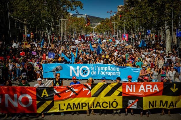 Protest Against the Expansion of Barcelona Airport A large crowd gathers during a protest against the expansion of Barcelona Airport on September 20, 2026, in Barcelona, Catalonia, Spain. A total of 210 social organizations have called for participation in this protest against the expansion of Barcelona Airport under the slogan No to the expansion, not now, not ever. September 20, 2026. Kike Rincó. Barcelona, Catalonia. Barcelona, Catalonia, Spain Copyright: xKikexRinconx 7787784