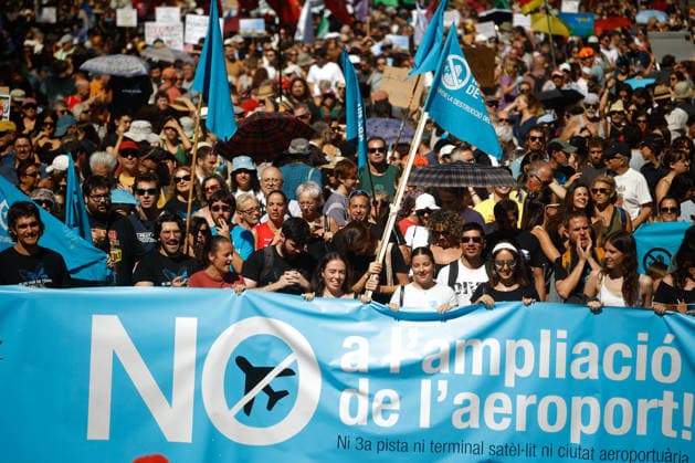 Protest Against the Expansion of Barcelona Airport A large crowd gathers during a protest against the expansion of Barcelona Airport on September 20, 2026, in Barcelona, Catalonia, Spain. A total of 210 social organizations have called for participation in this protest against the expansion of Barcelona Airport under the slogan No to the expansion, not now, not ever. September 20, 2026. Kike Rincó. Barcelona, Catalonia. Barcelona, Catalonia, Spain Copyright: xKikexRinconx 7787785