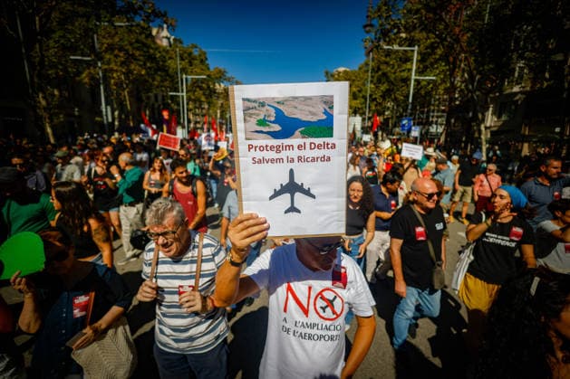 Protest Against the Expansion of Barcelona Airport A large crowd gathers during a protest against the expansion of Barcelona Airport on September 20, 2026, in Barcelona, Catalonia, Spain. A total of 210 social organizations have called for participation in this protest against the expansion of Barcelona Airport under the slogan No to the expansion, not now, not ever. September 20, 2026. Kike Rincó. Barcelona, Catalonia. Barcelona, Catalonia, Spain Copyright: xKikexRinconx 7787795