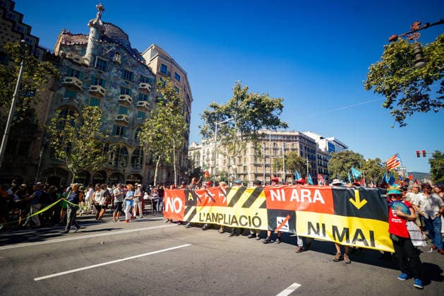 Protest Against the Expansion of Barcelona Airport: A large crowd gathers during a protest against the expansion of Barcelona Airport on September 20, 2026, in Barcelona, Catalonia, Spain. A total of 210 social organizations have called for participation in this protest against the expansion of Barcelona Airport under the slogan No to the expansion, not now, not ever. September 20, 2026. Kike Rincó. Barcelona, Catalonia. Barcelona, Catalonia, Spain Copyright: xKikexRinconx 7787779