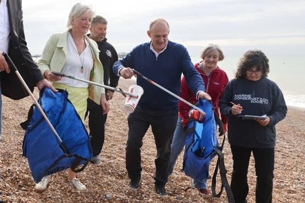 September 20, 2026, Brighton, East Sussex, UK: Brighton, UK. Liberal Democrat leader Sir Ed Davey and Liberal Democrat MPs join Surfers Against Sewage, the Marine Conservation Society, Rewilding Britain and Paddle UK for a Brighton beach clean and comb on day two of the partyÃ¢â‚¬â ¢s autumn conference at the Brighton Centre. Brighton UK  - ZUMAl94_ 20260920_zaf_l94_012 Copyright: xDinendraxHariax