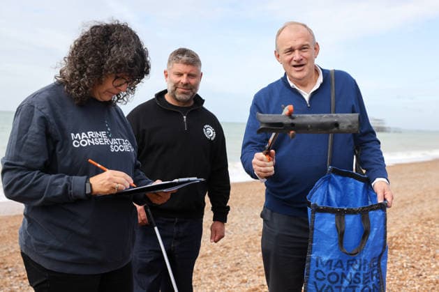 September 20, 2026, Brighton, East Sussex, UK: Brighton, UK. Liberal Democrat leader Sir Ed Davey and Liberal Democrat MPs join Surfers Against Sewage, the Marine Conservation Society, Rewilding Britain and Paddle UK for a Brighton beach clean and comb on day two of the partyÃ¢â‚¬â ¢s autumn conference at the Brighton Centre. Brighton UK  - ZUMAl94_ 20260920_zaf_l94_019 Copyright: xDinendraxHariax