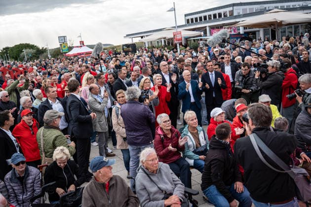 Aktuelle SPD-Ministerpräsidenten Olaf Lies, Anke, Rehlinger, Manuela Schwesig, Dietmar Woidke und Hamnburgs Erster Bürgermeister Peter Tschentscher gemeinsam in Warnemünde;Abschlusskundgebung der SPD am Leuchtturm von Warnemünde zur Landtagswahl in Mecklenburg-Vorpommern, Rostock-Warnemünde Mecklenburg-Vorpommern Deutschland Leuchtturm