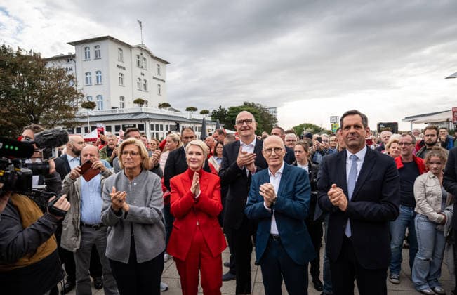 Aktuelle SPD-Ministerpräsidenten Olaf Lies, Anke, Rehlinger, Manuela Schwesig, Dietmar Woidke und Hamnburgs Erster Bürgermeister Peter Tschentscher gemeinsam in Warnemünde;Abschlusskundgebung der SPD am Leuchtturm von Warnemünde zur Landtagswahl in Mecklenburg-Vorpommern, Rostock-Warnemünde Mecklenburg-Vorpommern Deutschland Leuchtturm