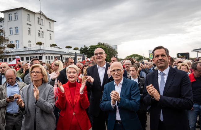 Aktuelle SPD-Ministerpräsidenten Olaf Lies, Anke, Rehlinger, Manuela Schwesig, Dietmar Woidke und Hamnburgs Erster Bürgermeister Peter Tschentscher gemeinsam in Warnemünde;Abschlusskundgebung der SPD am Leuchtturm von Warnemünde zur Landtagswahl in Mecklenburg-Vorpommern, Rostock-Warnemünde Mecklenburg-Vorpommern Deutschland Leuchtturm