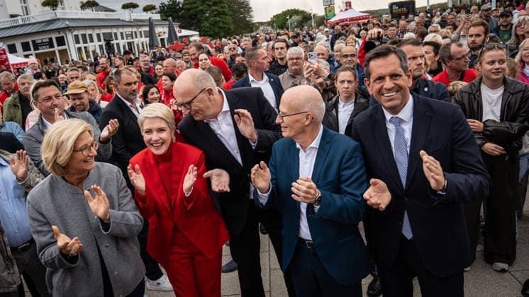 Aktuelle SPD-Ministerpräsidenten Olaf Lies, Anke, Rehlinger, Manuela Schwesig, Dietmar Woidke und Hamnburgs Erster Bürgermeister Peter Tschentscher gemeinsam in Warnemünde;Abschlusskundgebung der SPD am Leuchtturm von Warnemünde zur Landtagswahl in Mecklenburg-Vorpommern, Rostock-Warnemünde Mecklenburg-Vorpommern Deutschland Leuchtturm