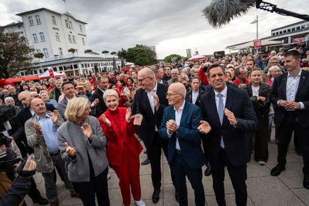Aktuelle SPD-Ministerpräsidenten Olaf Lies, Anke, Rehlinger, Manuela Schwesig, Dietmar Woidke und Hamnburgs Erster Bürgermeister Peter Tschentscher gemeinsam in Warnemünde;Abschlusskundgebung der SPD am Leuchtturm von Warnemünde zur Landtagswahl in Mecklenburg-Vorpommern, Rostock-Warnemünde Mecklenburg-Vorpommern Deutschland Leuchtturm