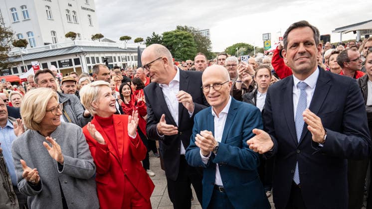 Aktuelle SPD-Ministerpräsidenten Olaf Lies, Anke, Rehlinger, Manuela Schwesig, Dietmar Woidke und Hamnburgs Erster Bürgermeister Peter Tschentscher gemeinsam in Warnemünde;Abschlusskundgebung der SPD am Leuchtturm von Warnemünde zur Landtagswahl in Mecklenburg-Vorpommern, Rostock-Warnemünde Mecklenburg-Vorpommern Deutschland Leuchtturm