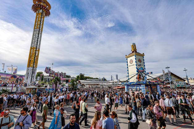 Zehntausende Besucher feiern das Oktoberfest am ersten Wiesn-Tag 2026 in München Impressionen von der Wiesn 2026: Festgelände München Theresienwiese Bayern Germany