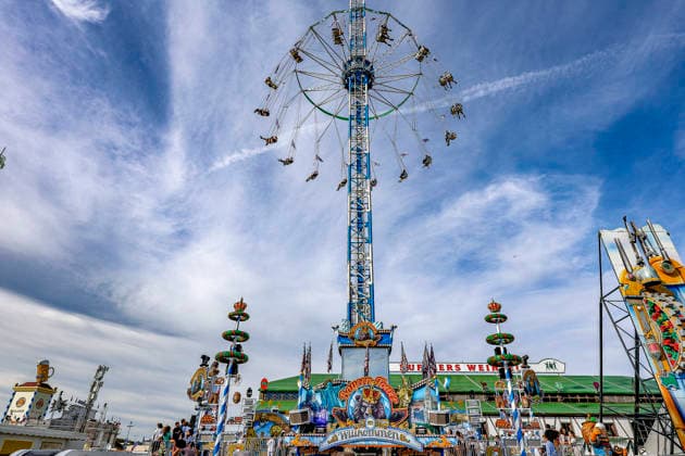Zehntausende Besucher feiern das Oktoberfest am ersten Wiesn-Tag 2026 in München Impressionen von der Wiesn 2026: Fahrgeschäft München Theresienwiese Bayern Germany