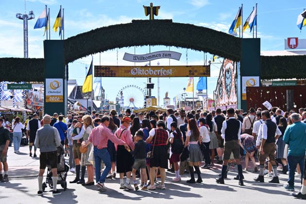 Eingang,Haupteingang zur Theresienwiese, Besucherstroeme,Andrang,Menschenmassen am 20.09.2026. 191. Oktoberfest vom 19.09.-04.10.2026 auf der Theresienwiese in Muenchen.