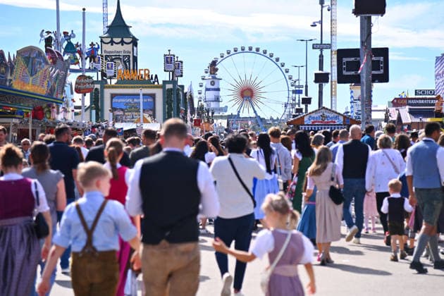 Riesensrad,Besucherstroeme,Andrang,Menschenmassen am 20.09.2026. 191. Oktoberfest vom 19.09.-04.10.2026 auf der Theresienwiese in Muenchen.