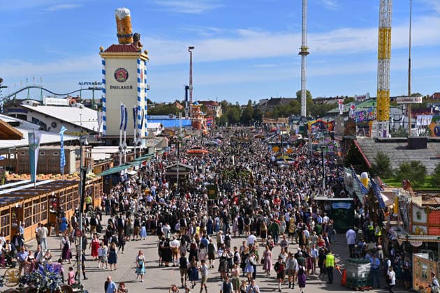Menschenmassen um die Mittagszeit,Besucher,Besucherandrang am ersten Wiesn Wochenende am 20.09.2026. 191. Oktoberfest vom 19.09.-04.10.2026 auf der Theresienwiese in Muenchen.