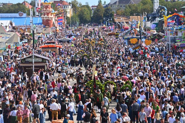 Menschenmassen um die Mittagszeit,Besucher,Besucherandrang am ersten Wiesn Wochenende am 20.09.2026. 191. Oktoberfest vom 19.09.-04.10.2026 auf der Theresienwiese in Muenchen.