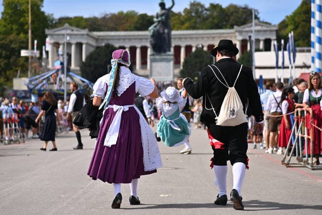 Familie mit Kind Maechen in Tracht vor der Ruhmeshalle und der Bavaria am 20.09.2026. 191. Oktoberfest vom 19.09.-04.10.2026 auf der Theresienwiese in Muenchen.